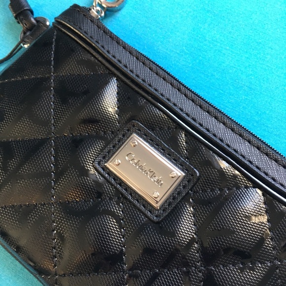 NWT Calvin Klein black fauxpatent leather wristlet - Picture 2 of 8